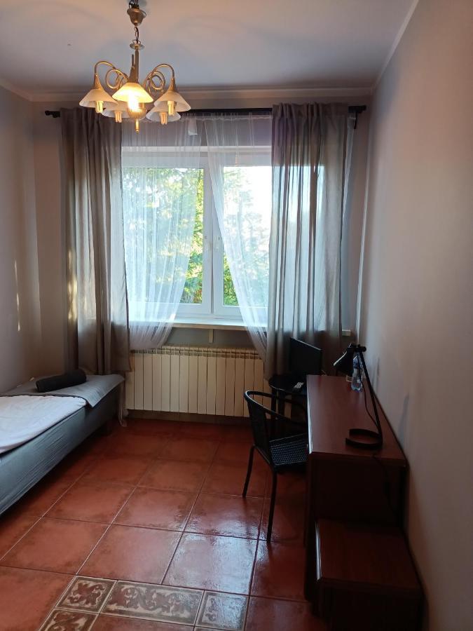 Pokoje Pod Swierkiem Swarzędz Exterior foto