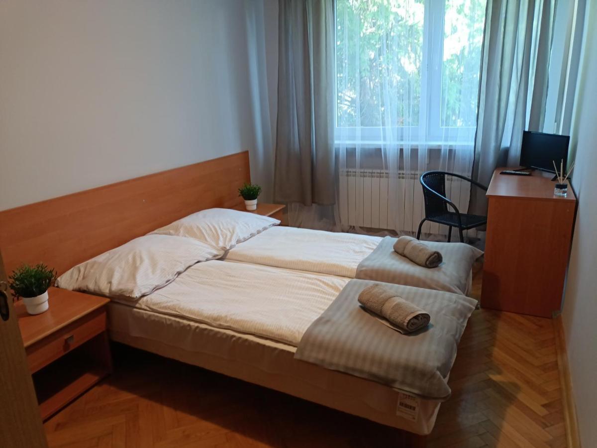 Pokoje Pod Swierkiem Swarzędz Exterior foto