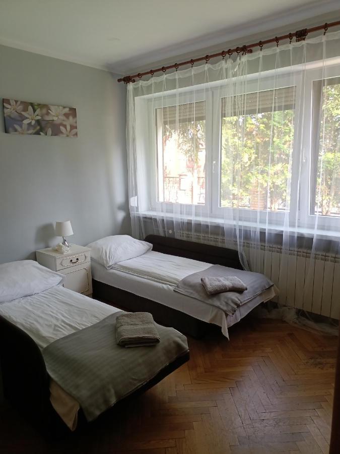 Pokoje Pod Swierkiem Swarzędz Exterior foto