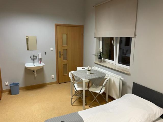 Pokoje Pod Swierkiem Swarzędz Exterior foto
