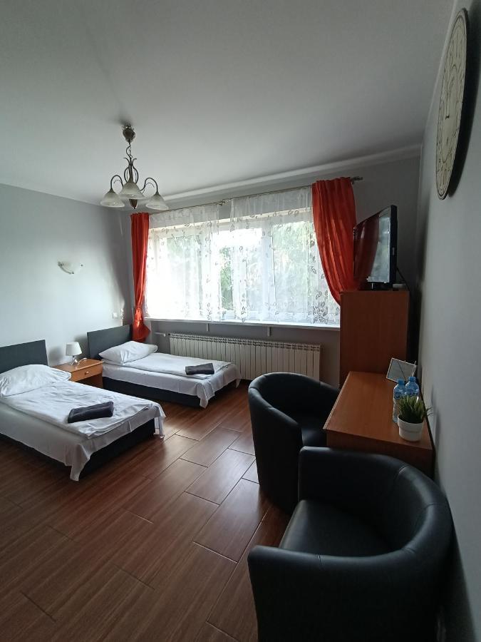 Pokoje Pod Swierkiem Swarzędz Exterior foto